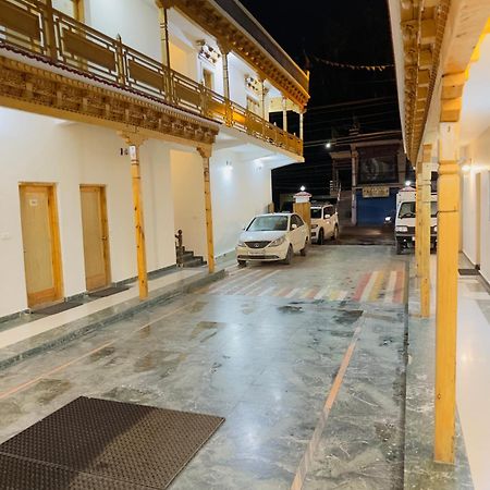 Hotel Dimbir Regency Leh Exteriör bild