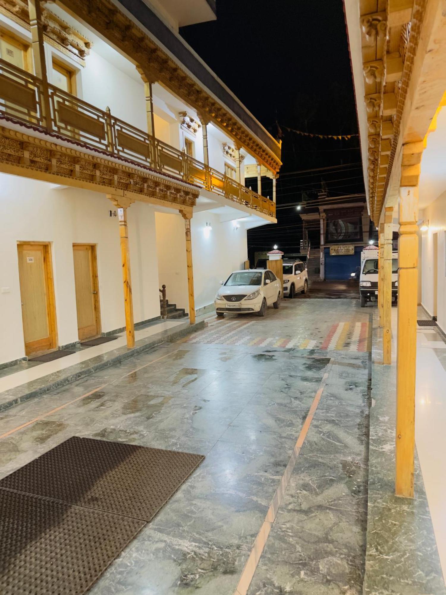 Hotel Dimbir Regency Leh Exteriör bild