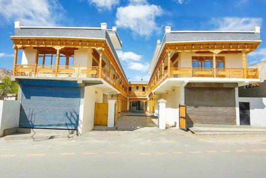 Hotel Dimbir Regency Leh Exteriör bild