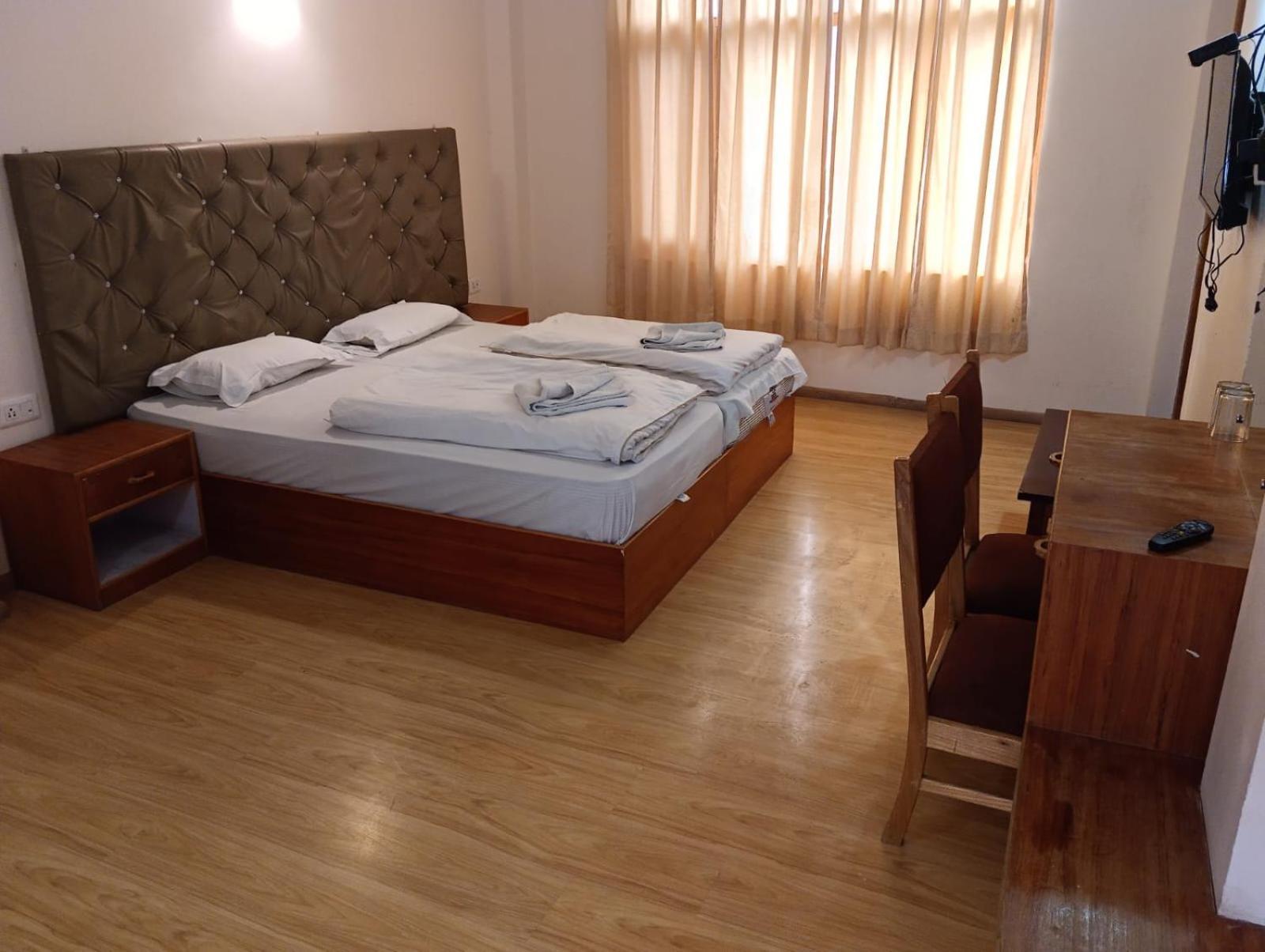 Hotel Dimbir Regency Leh Exteriör bild