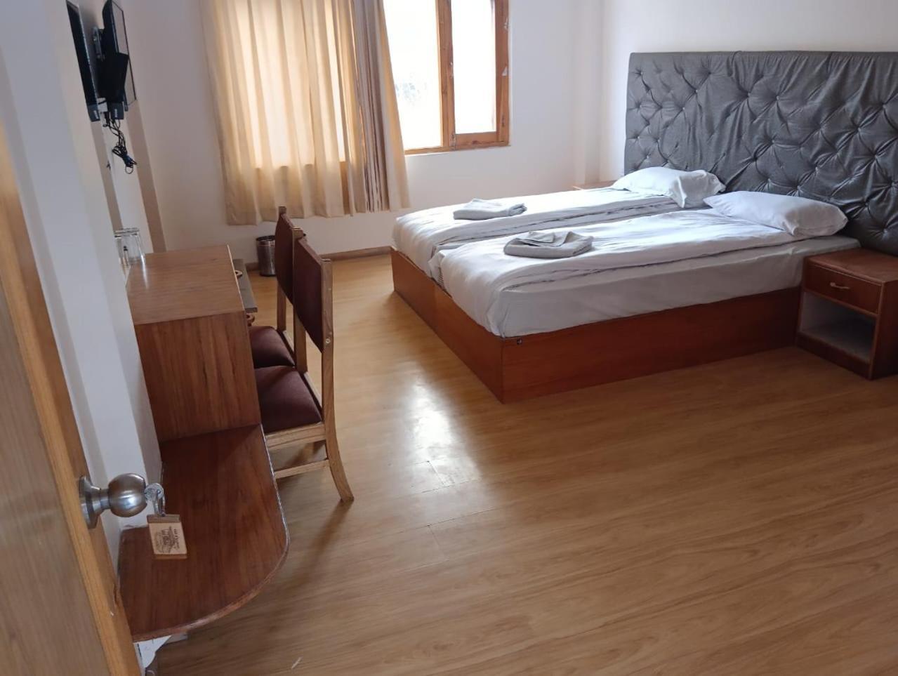 Hotel Dimbir Regency Leh Exteriör bild