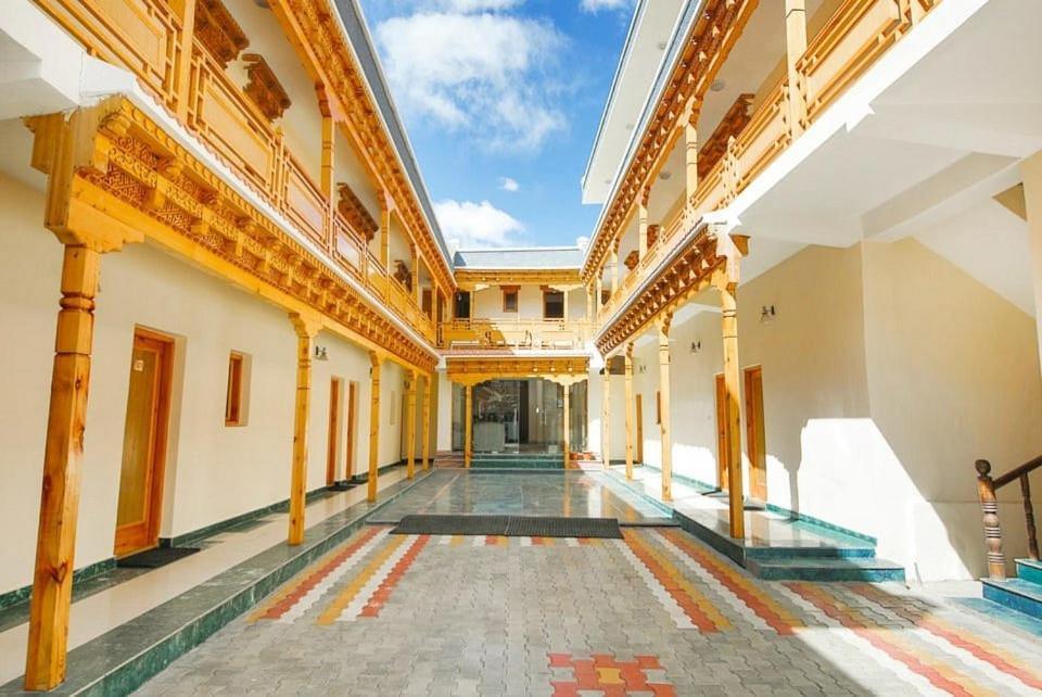 Hotel Dimbir Regency Leh Exteriör bild